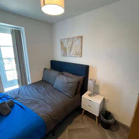 Modern Centre Sleeps 4, Walk To Everything! *